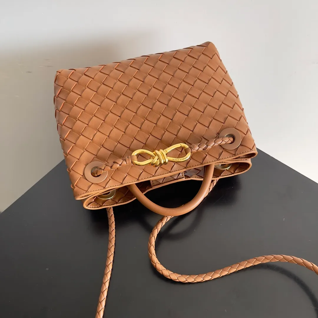 The 2023 new Andiamo batch of 1860 BV has been shipped‼ ️Really popular🔥The new Andiamo woven handbag launched by Bottega Veneta this season is really popular all over the world! ! Celebrities at home and abroad have worn it, and Oscar-winning actress Michelle Yeoh has taken it out on the street. Song Jia, Trai Yara, Yu Feihong, Sanji Ayaka, Rosie Hunting-Whiteley, Yoshioka Riho, etc. have all picked up this bag. It is classic and versatile, showing off its temperament, and the bag capacity is also large, which is very convenient for daily commuting! ! A variety of carrying methods, the shoulder straps can be adjusted by yourself, the original lambskin feels soft and delicate, and the neutral style is made to break gender boundaries and bring a more practical and longer-lasting use experience. Andiamo, which has both elegant and casual styles, perfectly interprets the true appearance of "fashionable old money style". Style number: 743568 Size: 25*22*10.5cm